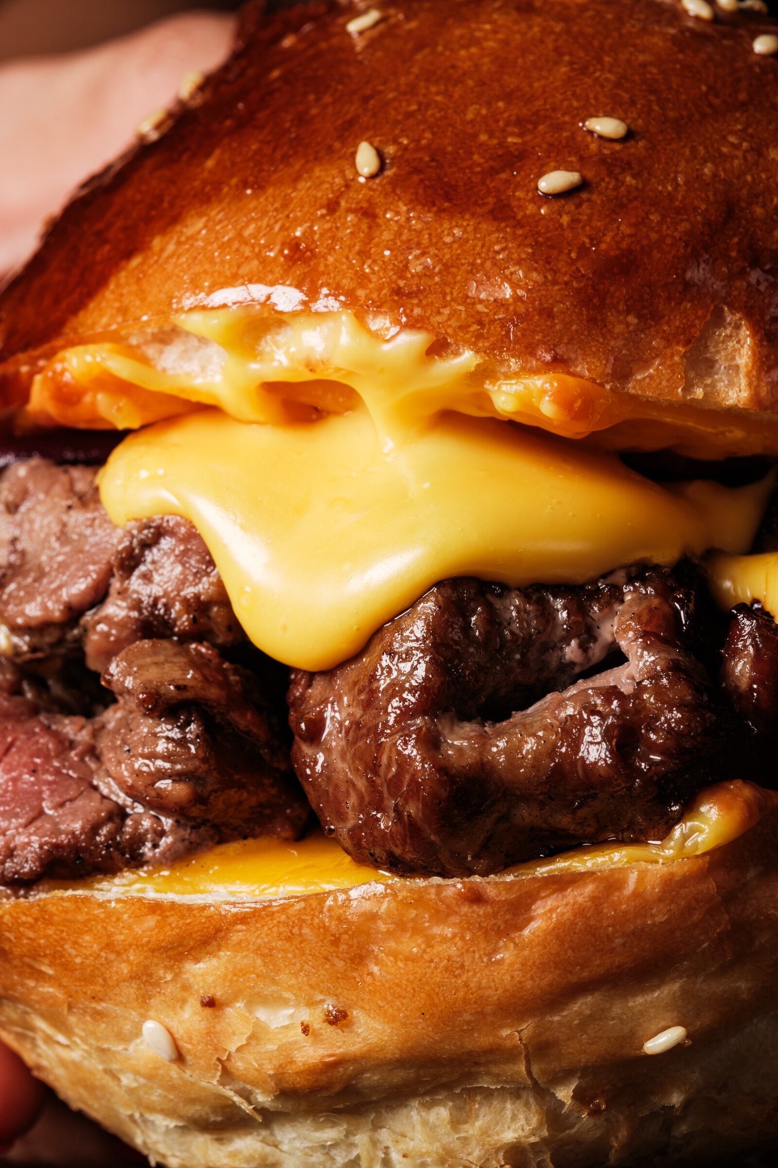 Eriyen peynirli burger yakın çekim