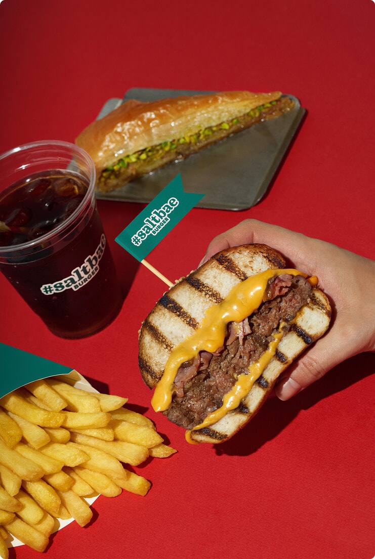 Burger, patates kızartması ve baklava